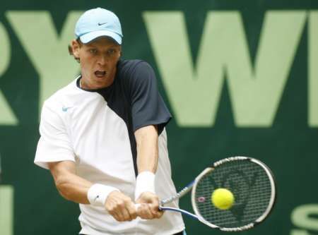 Tomáš Berdych vrací úderer Marcosi Baghdatisovi ve finále turnaje v Halle. | Foto: Reuters