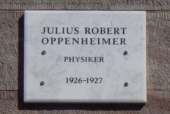 J. Robert Oppenheimer zemřel 18. února 1967 na rakovinu hrtanu. Od mládí byl silným kuřákem. | Foto: Wikimedia Commons / NiSaTi / CC A-SA 4.0 International