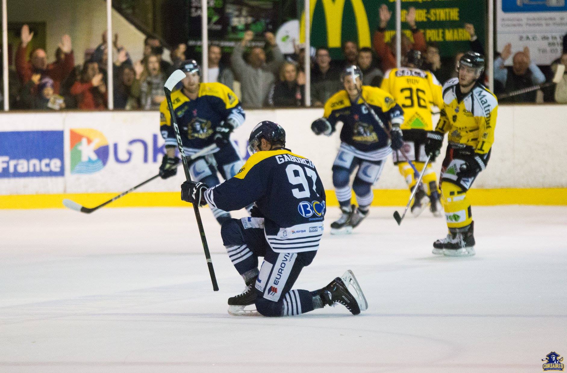 Tragédie : un joueur de hockey slovaque est décédé en France.  Était-ce un accident de voiture ou une chute d’un balcon ?