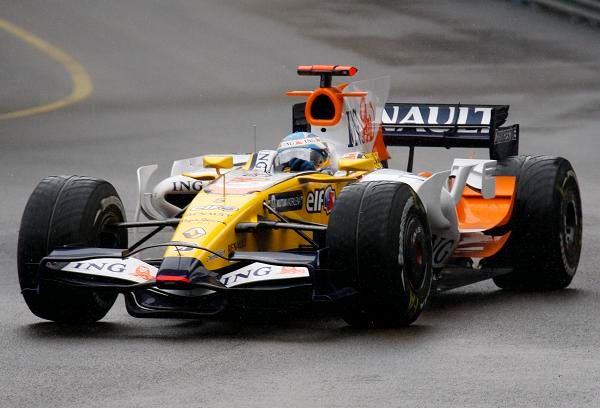 Fernando Alonso na mokré trati bojoval. Později dostal od Renaultu pneumatiky na suchou trať a začal klouzat... | Foto: Reuters