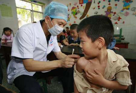 Preventivní prohlídka ve školce v provincii S'-čchuan | Foto: Reuters