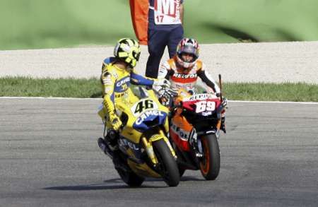 Obhájce titulu Valentino Rossi na Yamaze (vlevo) gratulujue novému mistru světa třídy MotoGP Nicky Haydenovi na Hondě. | Foto: Reuters