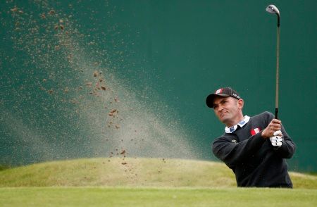 Rakušan Markus Brier a hra z bunkru během British Open. | Foto: Reuters