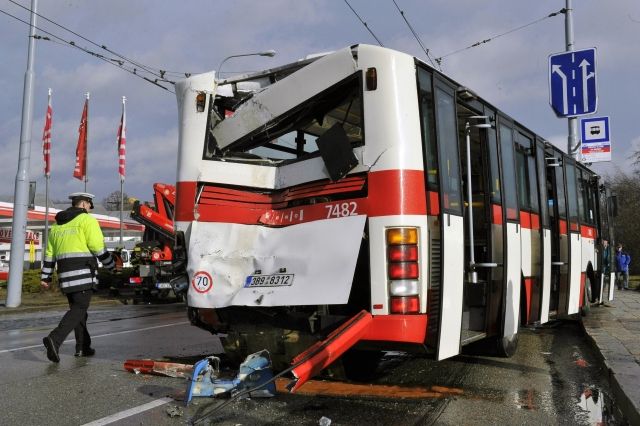 Dva autobusy městské hromadné dopravy se 5. února srazily na brněnském předměstí Slatina. | Foto: ČTK