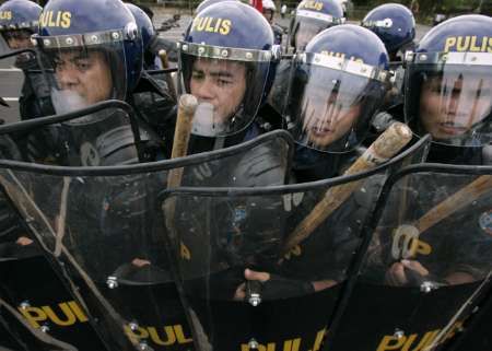 Pořádkové síly filipínské policie jsou po dobu konání summitu ASEANu ve městě Cebu v plné pohotovosti | Foto: Reuters