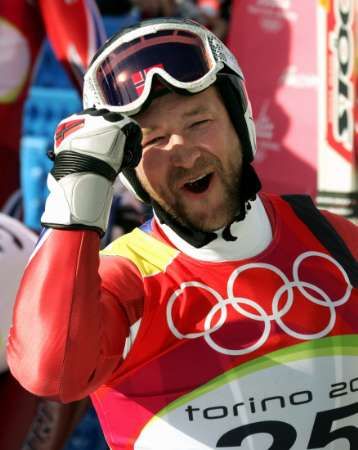 Norský sjezdař Kjetil Andre Aamodt se v cíli olympijského superobřího slalomu,který vyhrál. | Foto: Reuters