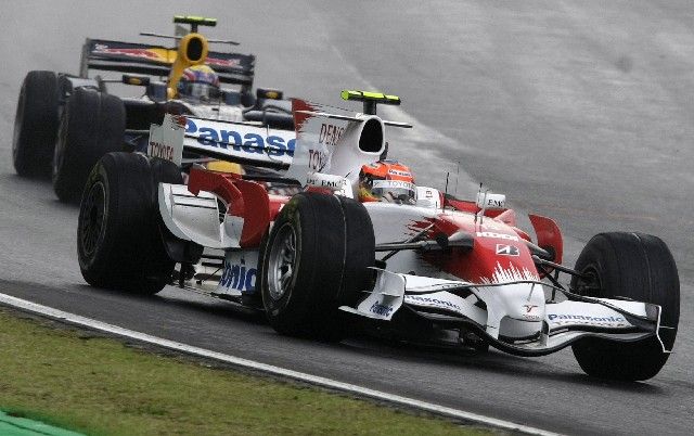 Timo Glock s Toyotou před Sebastianem Vettelem v Toro Rosso. Glockův risk nakonec rozhodl o Hamiltonově titulu. | Foto: Reuters