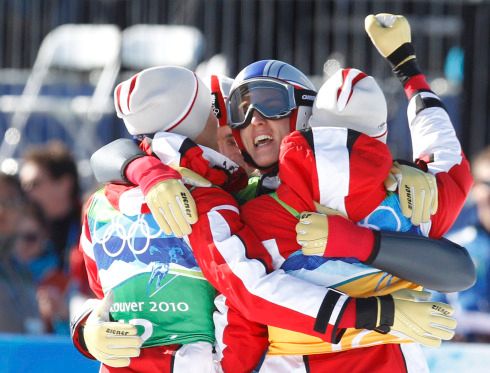 Schlierenzauera objímají jeho rakouští kolegové po veleskoku 146,5 metru. | Foto: Reuters