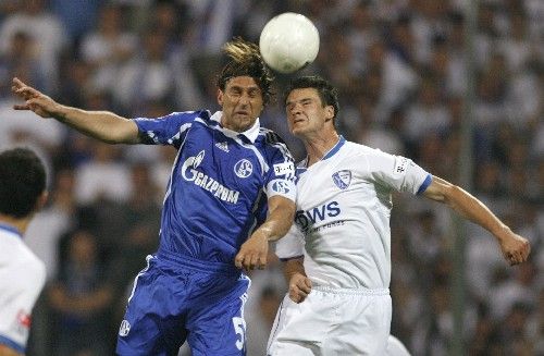 Marcelo Bordon ze Schalke 04 (vlevo) v hlavičkovém souboji s bochumským Marcelem Maltritzem. | Foto: Reuters