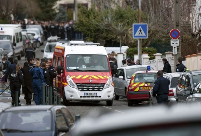 Reportér televizní stanice France 24 uvedl, že na místě střelby zasahují desítky policistů a také helikoptéra, která pátrá po uprchlém motocyklistovi. Hlídky pročesávají celé půlmilionové město i jeho okolí. | Foto: ČTK