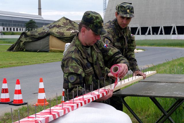 Jako účinný improvizovaný zastavovací pás lze použít i fošnu se zatlučenými hřebíky | Foto: Armáda České republiky