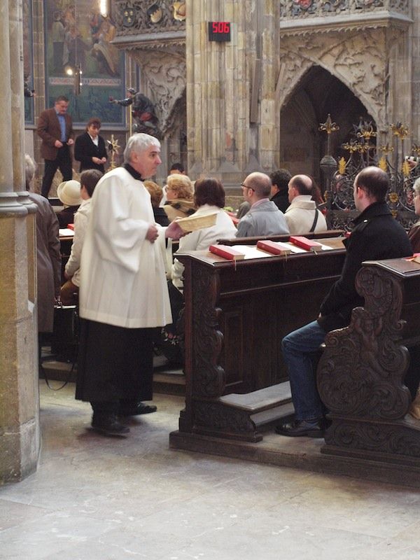 Mše se chýlí ke konci. Venku už se tlačí dav turistů. Početně nás možná převyšují. | Foto: Aktuálně.cz