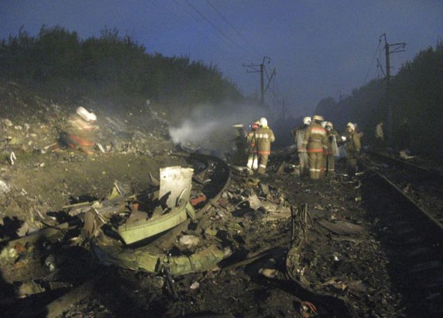 Záchranáři na místě nehody. | Foto: Reuters