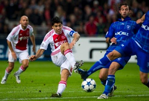 Roli favorita potvrdil Ajax, který porazil Auxerre 2:1. | Foto: Reuters