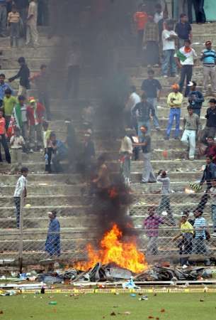 Rozvášenní fanoušci v Guwahati rozdělali oheň. | Foto: Reuters