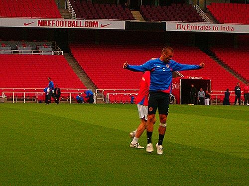 Tomáš Řepka při rozcvičce na Emirates Stadium. | Foto: Aktuálně.cz