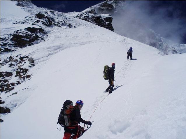 Horolezci na sněhovém platu pod C3. | Foto: Expedice Leopolda Sulovského