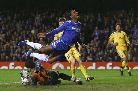 Didier Drogba (v modrém) z londýnské Chelsea padá přes brankáře Levski Sofia Božidara Mitreva v zápase Ligy mistrů. | Foto: Reuters