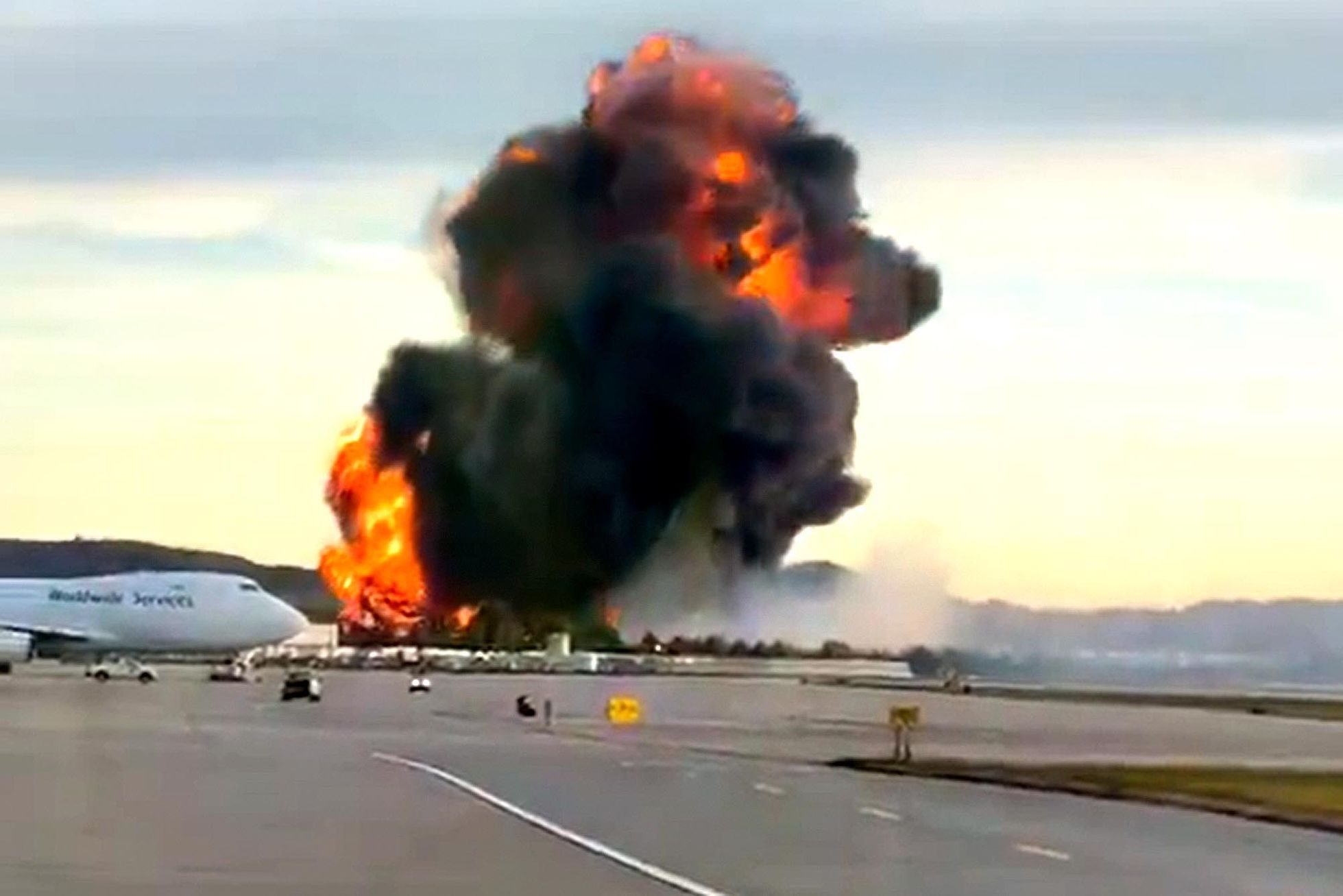 Ohnivé nebe nad Kentucky. Exploze letadla UPS zachycena na dramatických záběrech