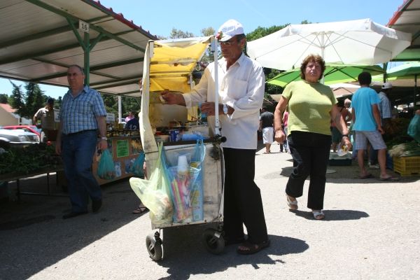 ,,Jediné řešení je, aby úředníci vylezli z kanceláří a začali podnikání důsledně kontrolovat. Vláda ale na to nemá dost lidí," říká volič vládní socialistické strany PASOK premiéra Jorgose Papandrea. | Foto: Karel Toman