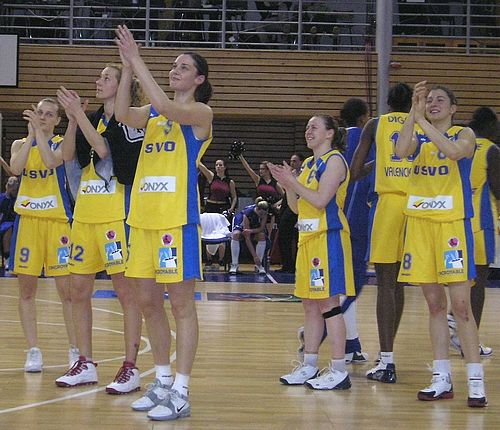 Basketbalistky Valenciennes děkují svým fanouškům po zápase o třetí místo. | Foto: Radek Vičík