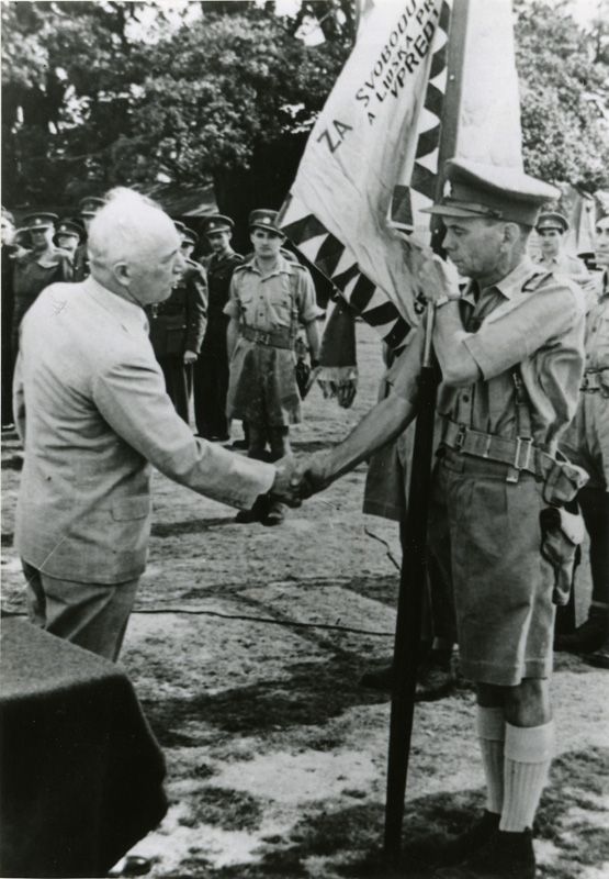 Po příjezdu do Anglie v roce 1943 vyznamenal prezident Edvard Beneš zástavu jednotky vedenou Karlem Klapálkem válečným křížem | Foto: Vojenský historický archiv