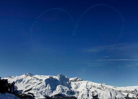 Dva stíhací letouny F-5E dokázaly po závodě vylepšit už tak nádhernou scenérii ve Wengenu | Foto: Reuters