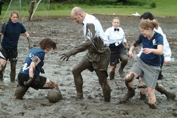 Bahenní fotbal hrají i smíšená družstva a originální dresy jsou vítány. (Zde například bílá košile s motýlkem.) | Foto: www.swampsoccer.co.uk