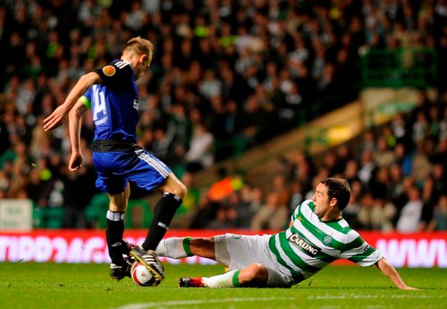 Scott McDonald (Celtic) se snaží zastavit Davida Jarolíma (Hamburk) v utkání Evropské ligy. | Foto: Reuters