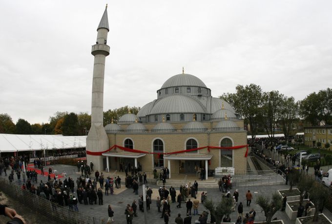 Otevření mešity v Duisburgu, která je největší v Německu, navštívily více než 3,5 tisíce lidí | Foto: Reuters