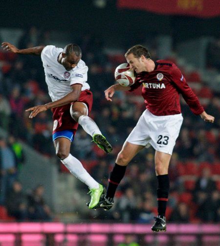 Denis Kovba (Sparta) v hlavičkovém souboji při utkání Evropské ligy. | Foto: Reuters