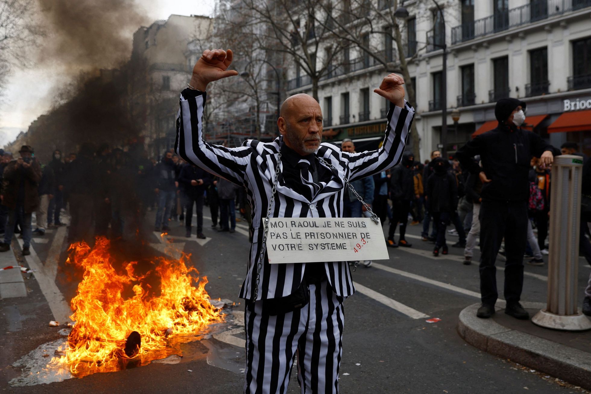 Photo : Manifestations en France.  L’hôtel de ville du 18ème siècle a également pris feu