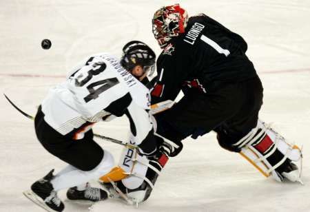 Kanadský gólman Roberto Luongo (v tmaveém) v souboji s Eduardem Lewandowskim z Německa. | Foto: Reuters