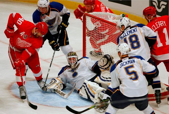 To loňský finalista Detroit Red Wings v utkání hraném ve Stockholmu neudržel nadějné vedení proti St. Louis. | Foto: Reuters