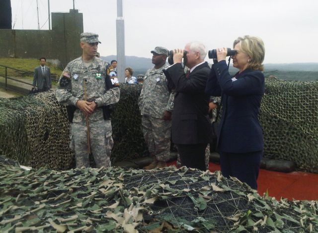 Clintonová na korejské hranici | Foto: Reuters