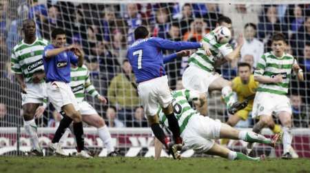 Fotbalista Rangers Brahim Hemdani kope na branku Celtiku při glasgowském derby. | Foto: Reuters