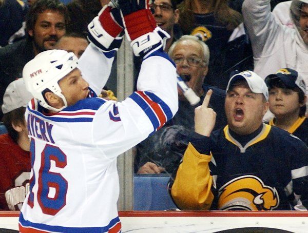 Fandův fakováček. Hráč NY Rangers Avery slaví svůj gól před buffalskými fanoušky. Jeden z nich reaguje neslušným gestem, chlapec za ním vše bedlivě sleduje. | Foto: Reuters