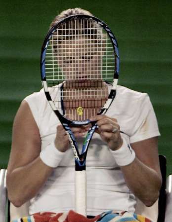 Belgická tenistka Kim Clijstersová odpočívá v zápase prvního kola Australian Open proti Rusce Bardinovové. | Foto: Reuters