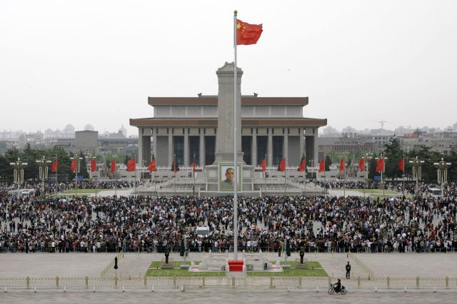 Jeden z pohledů na náměstí. V popředí Památník lidových hrdinů, za ním Mao Ce-tungovo mauzoleum. | Foto: Reuters