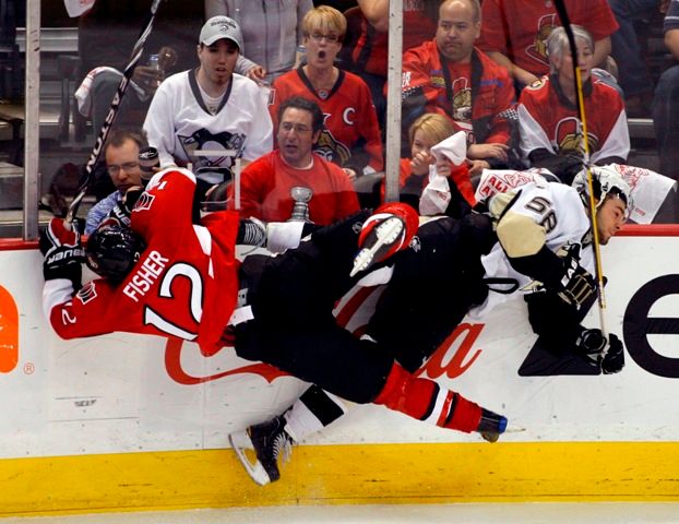 Mike Fisher a Kris Letang se proletěli společně, byť každý na jinou stranu. | Foto: Reuters