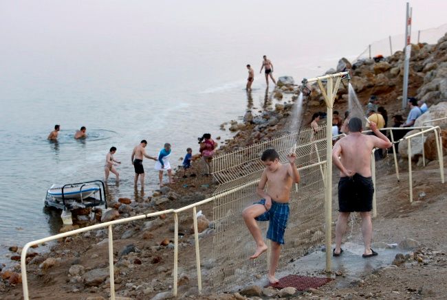 Chlapecká sprcha na severním pobřeží Mrtvého moře | Foto: Reuters