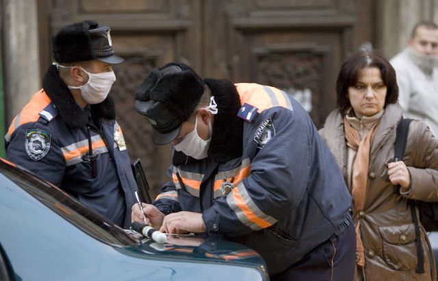 Dopravní policisté vypisují pokutu na křižovatce ve Lvově. | Foto: Reuters