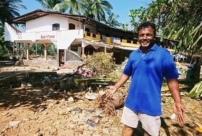 O Silvestru 2004, jen několik dní po tsunami, byl Deepal plný odhodlání. Jeho hotel nebyl zcela v troskách. "Mám přátele, kteří mi dokáží pomoci. Určitě to všechno opravíme," říkal tehdy. | Foto: Ondřej Besperát