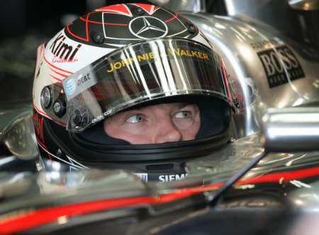 Kimi Räikkönen sedí v kokpitu svého McLarenu v boxech během kvalifikace na GP Evropy. | Foto: Reuters