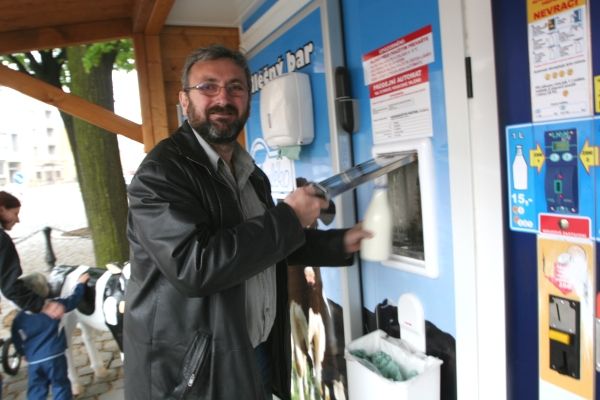 Holešov, Alexandr Loricz - "Je to dobré mlíko. Není chemicky ošetřené, nejsou to ty supermarketové bílé vody. Cena je vyšší, ale mně to stojí za to. Ať to stojí třeba dvacet korun, raději si připlatím za mlíko, než za vodu plnou prášku, která když zkysne, je to hnilá voda. O to mi jde. O tom, že hlavní hygienik varoval před zdravotními riziky syrového mléka, jsem slyšel, ale podle mě to je politický boj," je přesvědčen pan Alexandr z Otrokovic, který se pro mléko u automatu stavuje pravidelně na cestě z práce. | Foto: Karel Toman