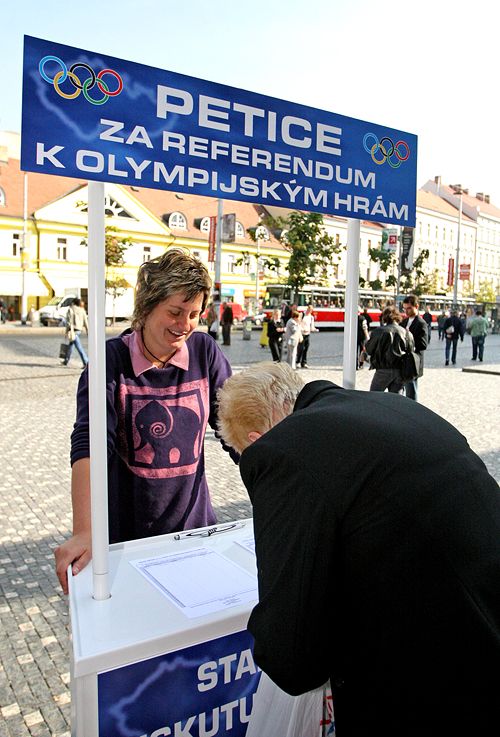 Starostové obcí požadují referendum k pořádání olympijských her v Praze, do dnešních 15h prý nasbírali u stanice metra asi 300 podpisů. | Foto: Tomáš Adamec, Aktuálně.cz