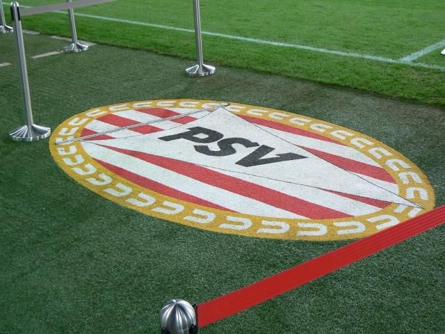 Při vstupu na hrací plochu vítá hráče logo domácího PSV. | Foto: Martin Jůzek