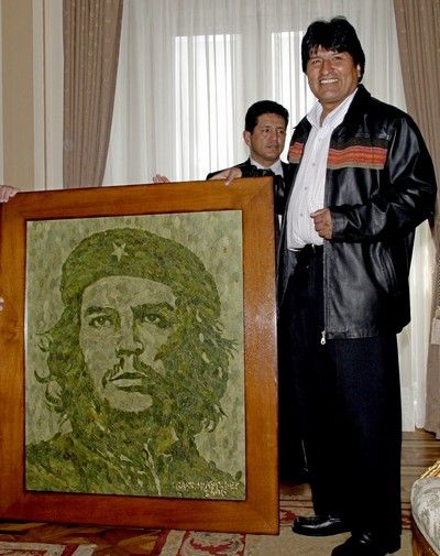 Populární bolivijský prezident Evo Morales představil portrét Ernesta "Che" Guevary vyrobený z lístků koky. Che Guevara byl kubánský revolucionář pocházející z Argentiny, který zahynul právě v Bolívii. Bolivie se snaží zvýšit turistický ruch v této nejchudší jihoamerické zemi. | Foto: Reuters