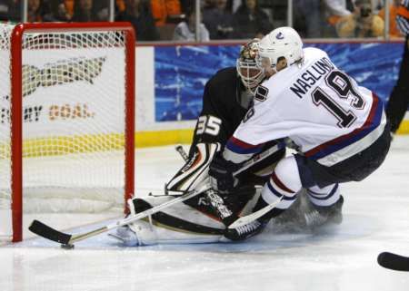 Gólman Jean-Sebastien Giguere při úspěšném zákroku proti útočníkovi Vancouveru Canucks Marcusi Näslundovi. | Foto: Aktuálně.cz