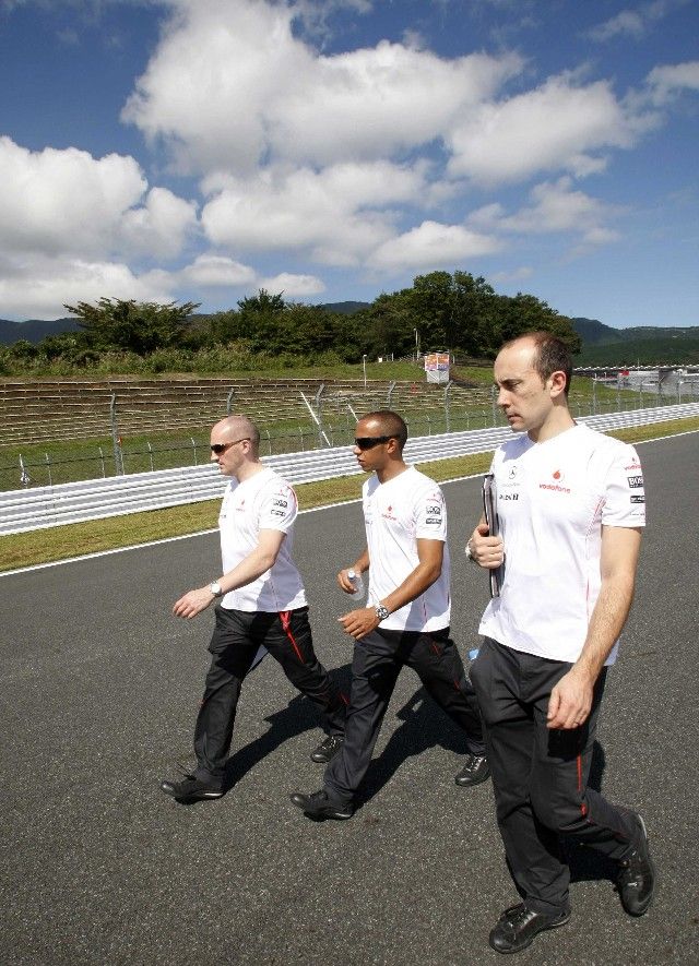 Velká cena Japonska se jede pod horou Fudži. McLaren v čele s Lewisem Hamiltonem na prohlídce trati... | Foto: Reuters